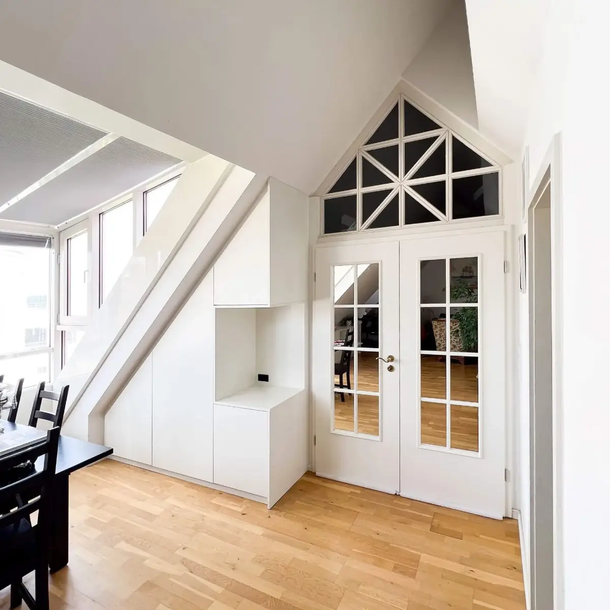 Maßgefertigter Dachschrägenschrank aus weißem Holz, entworfen und gefertigt von BA Möbeldesign in München. Perfekte Lösung für individuelle Wohnraumgestaltung unter Dachschrägen.