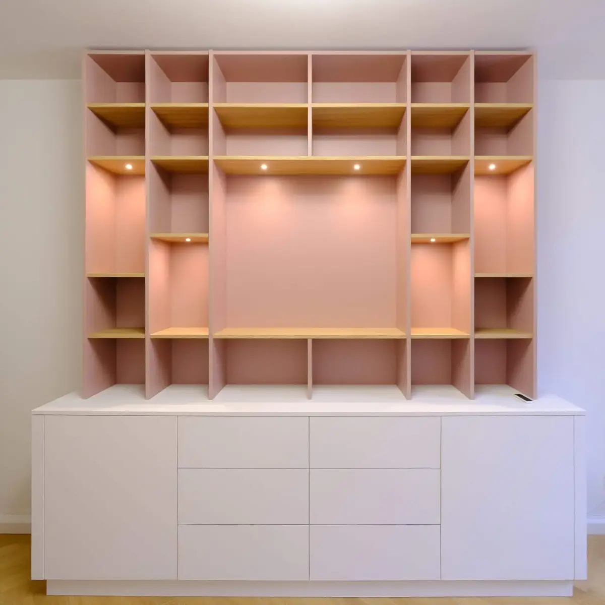 Maßgefertigter Wohnzimmer-Schrank in Rosé mit Holz-Akzenten und integrierter Beleuchtung – modernes Design für stilvolle Wohnräume
