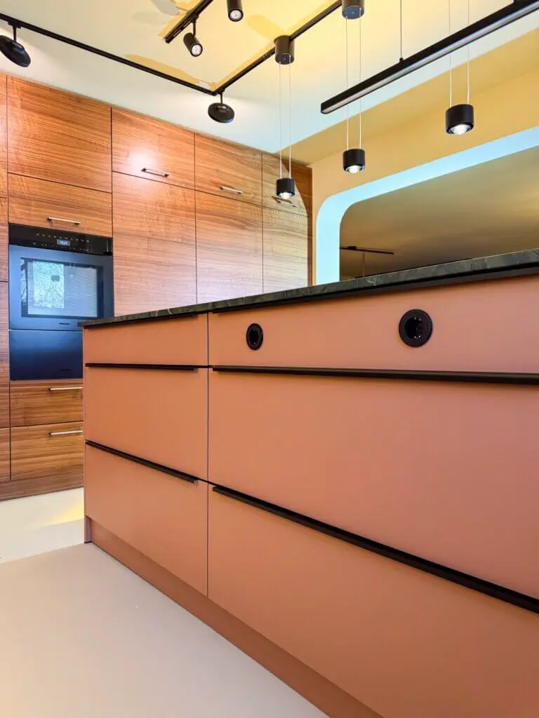 Kueche in Altrosa Nussbaum vom Schreiner Muenchen ba-moebeldesign