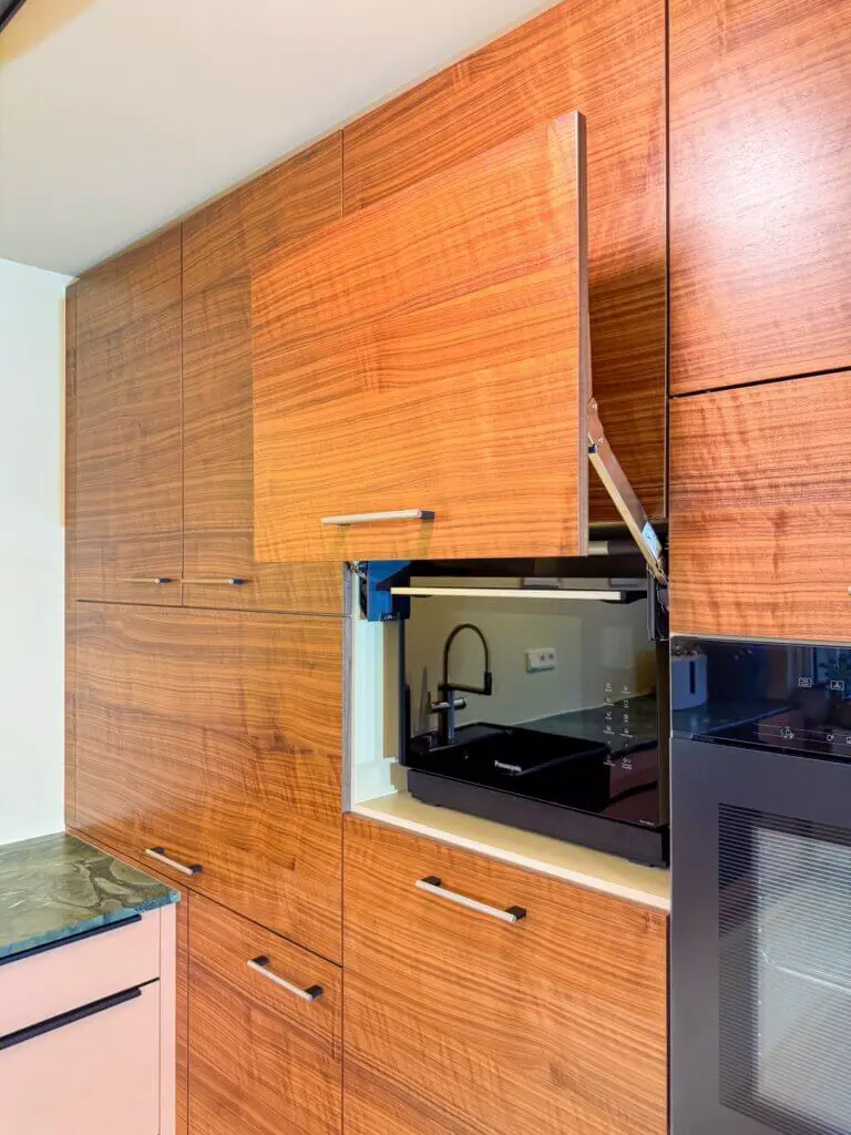 Kueche in Nussbaum mit integrierter Mikrowelle und Liftklappe Schreinerei Muenchen